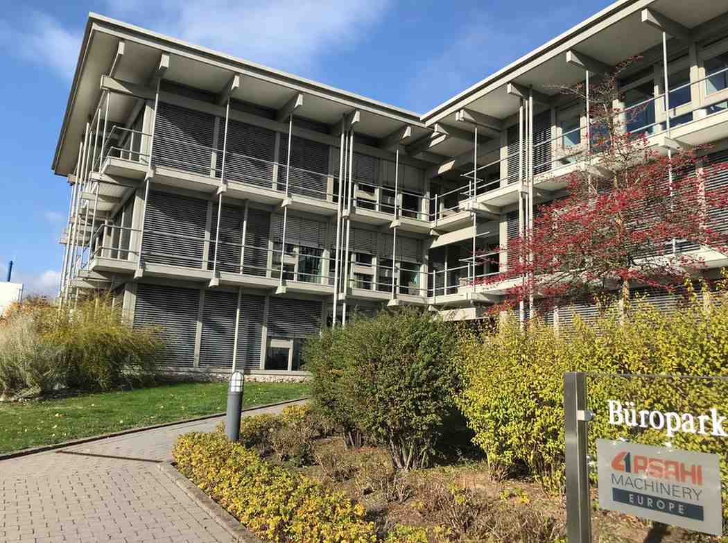 Modern Bürogebäude mit Garten